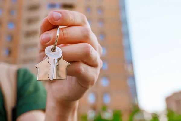 Mano Uomo Tiene Chiavi Una Nuova Casa Sullo Sfondo Grattacieli — Foto Stock