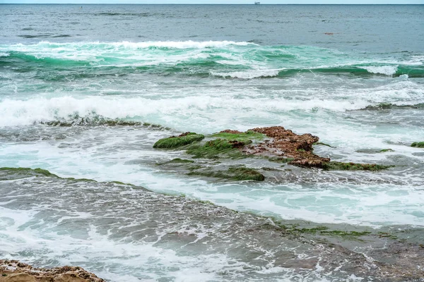 美丽的绿松石海浪与岩石 — 图库照片