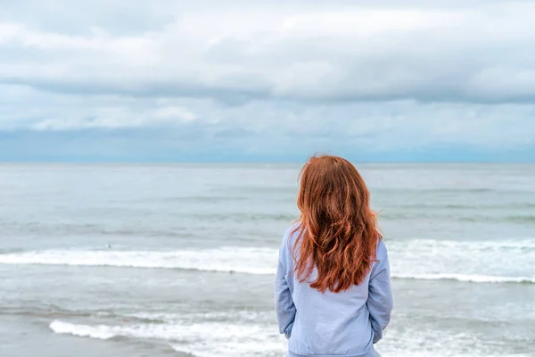 Cute Young Woman Sits Stone Bench Pacific Ocean Sunset Cliffs — Stock Photo, Image