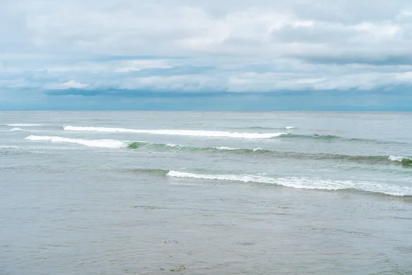 Красивые Бирюзовые Океанские Волны Скалами — стоковое фото