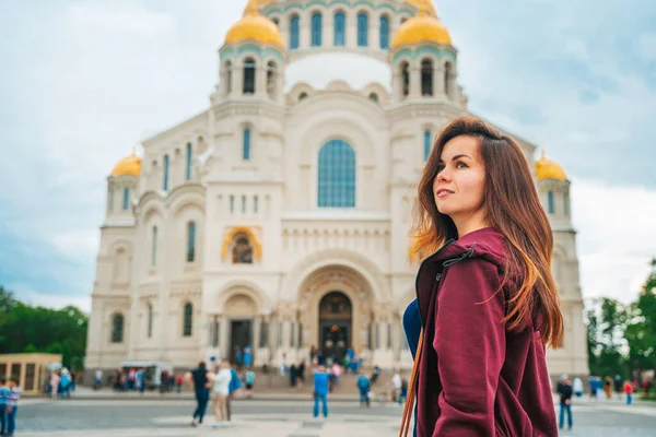 Young Beautiful Woman Walks Square Sea Cathedral Kronstadt Russia — Fotografia de Stock