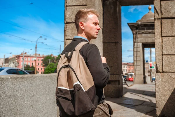 Ung Man Går Längs Vallen Sankt Petersburg Med Vacker Utsikt — Stockfoto
