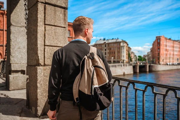 Joven Camina Por Terraplén San Petersburgo Con Hermosas Vistas Puentes — Foto de Stock