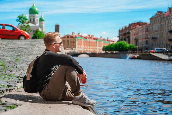 Egy Fiatalember Sétál Szentpéterváron Töltésen Gyönyörű Kilátással Hidakra Csatornákra — Stock Fotó