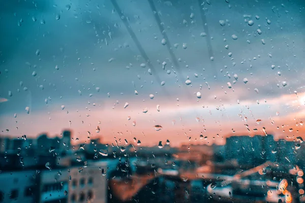 Een Raam Met Regendruppels Een Stad Wolken Achtergrond — Stockfoto