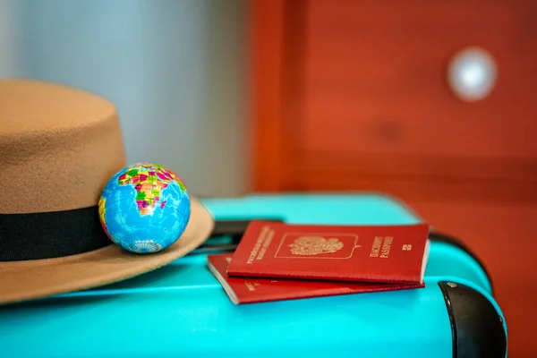 Pasaporte Ruso Una Maleta Viaje Concepto Viaje Accesorios Vacaciones — Foto de Stock