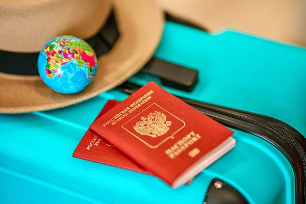 Pasaporte Ruso Una Maleta Viaje Concepto Viaje Accesorios Vacaciones — Foto de Stock