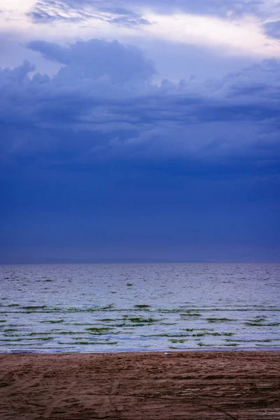Kara Bulutlu Gökyüzü Ile Deniz Manzarası — Stok fotoğraf