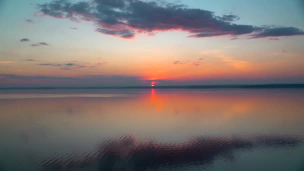 Pôr Sol Lindo Mar Com Ondas Luz Com Cores Incríveis — Vídeo de Stock