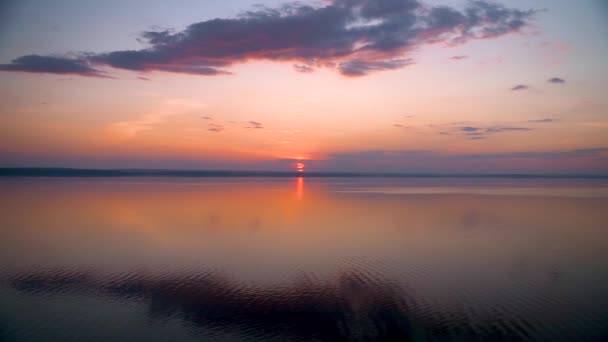 Cudowny Zachód Słońca Nad Morzem Falami Świetlnymi Niesamowitych Kolorach Wideo — Wideo stockowe