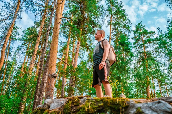 Młody Człowiek Wędrujący Przez Las Sosnowy Ogromnymi Skałami Pokrytymi Mchem — Zdjęcie stockowe