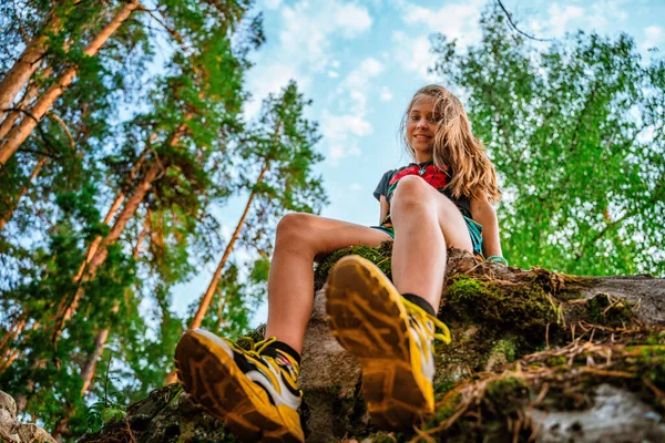 Mała Dziewczynka Siedzi Wielkim Kamieniu Lesie Zdjęcie Dołu Tenisówkami Pierwszym — Zdjęcie stockowe