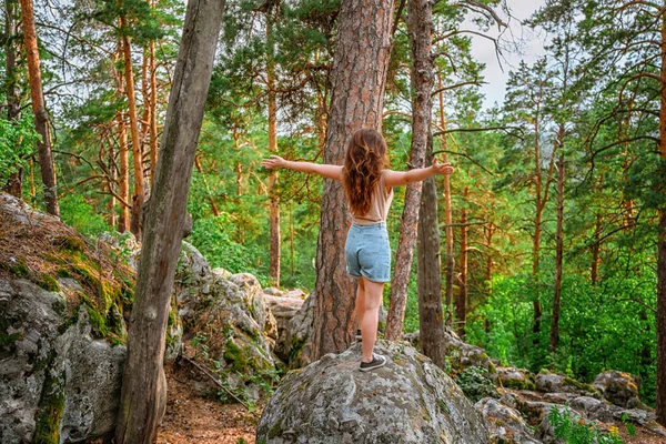 Młoda Kobieta Siedzi Krawędzi Urwiska Widokiem Wspaniałą Panoramę Dziewiczego Lasu — Zdjęcie stockowe