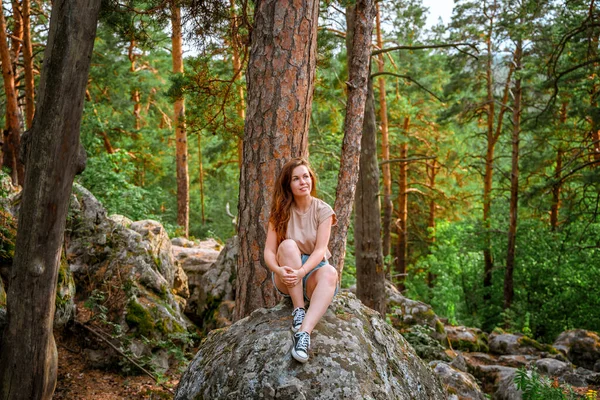 Молодая Женщина Сидит Краю Скалы Видом Грандиозную Панораму Нетронутого Леса — стоковое фото