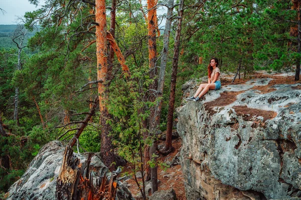 Młoda Kobieta Siedzi Krawędzi Urwiska Widokiem Wspaniałą Panoramę Dziewiczego Lasu — Zdjęcie stockowe