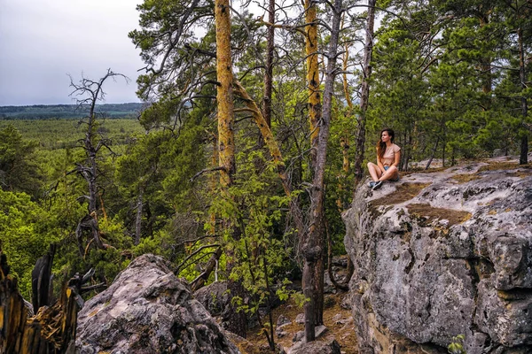 Young Woman Sitting Edge Cliff Overlooking Grand Panorama Pristine Forest — Stock Photo, Image