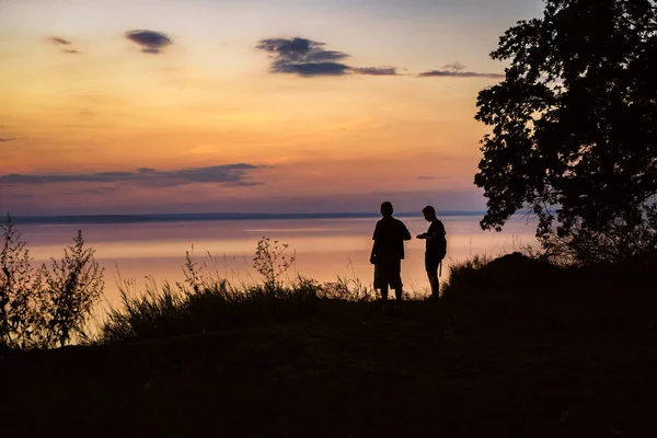 Siluet Dua Orang Pantai Sebelum Matahari Terbenam Berwarna Warni Jeruk — Stok Foto