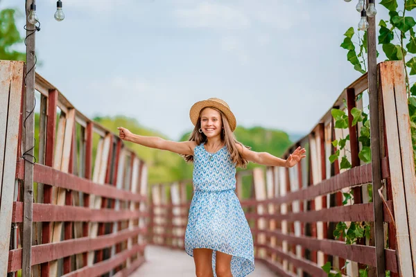 Una Niña Feliz Vestido Azul Jardín Verano Con Puente Madera — Foto de Stock