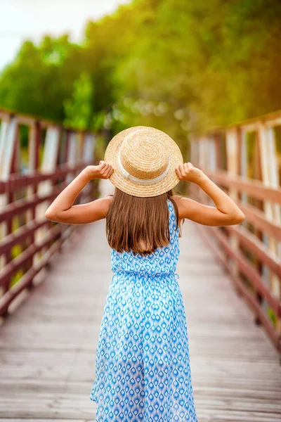 Вид Сзади Маленькую Девочку Шляпе Посреди Деревянного Моста Зеленом Летнем — стоковое фото