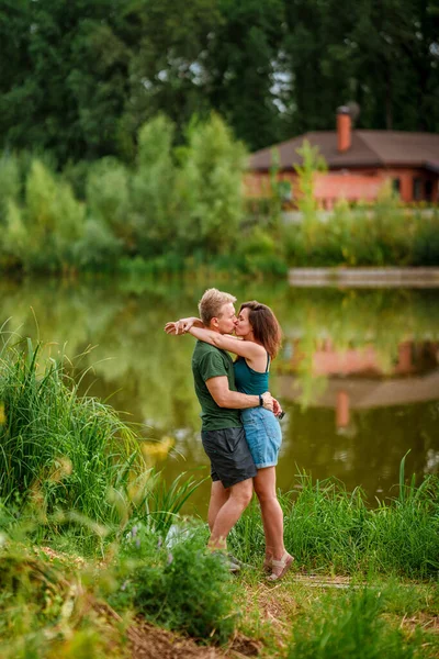 Una Hermosa Pareja Enamorada Hombre Una Mujer Abrazan Orilla Lago —  Fotos de Stock