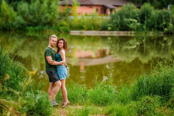Krásný Zamilovaný Pár Muž Žena Objímají Břehu Letního Jezera Úžasná — Stock fotografie