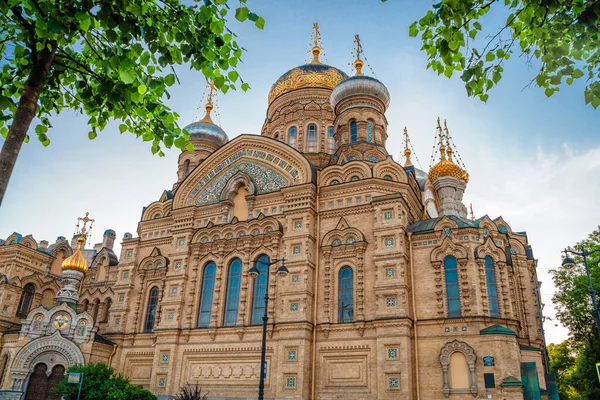 Εκκλησία Κοίμησης Της Θεοτόκου Καλοκαίρι Στο Νησί Vasilievsky Αγία Πετρούπολη — Φωτογραφία Αρχείου