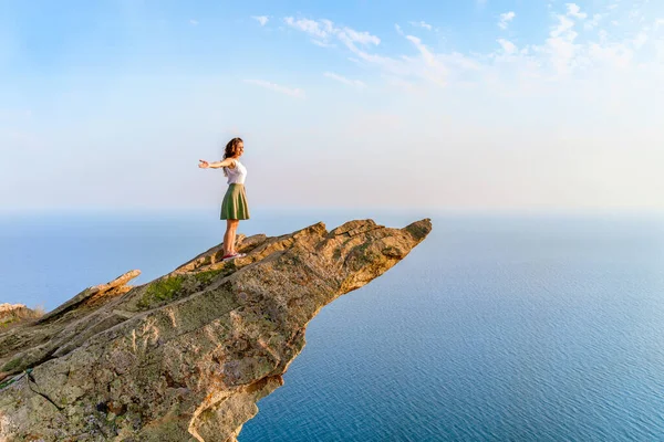 Молодая Женщина Стоит Живописной Крутой Скале Над Морем Против Неба — стоковое фото