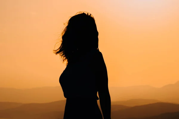 Silueta Mujeres Atardecer Acantilado Con Vistas Las Montañas — Foto de Stock