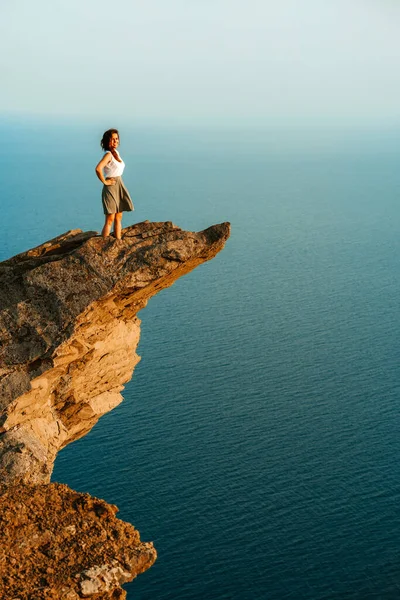 Молодая Женщина Стоит Живописной Крутой Скале Над Морем Против Неба — стоковое фото