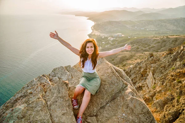 Foto Panorâmica Uma Mulher Feliz Com Mãos Abertas Que Conquistou — Fotografia de Stock