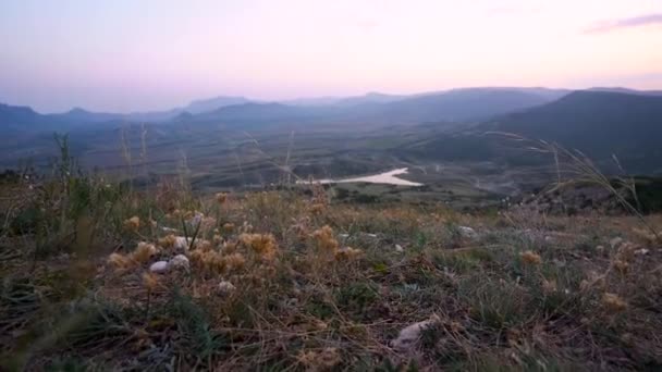 Video Kamera Pohybuje Trávou Otevírá Pohled Nádhernou Krajinu Polí Jezer — Stock video