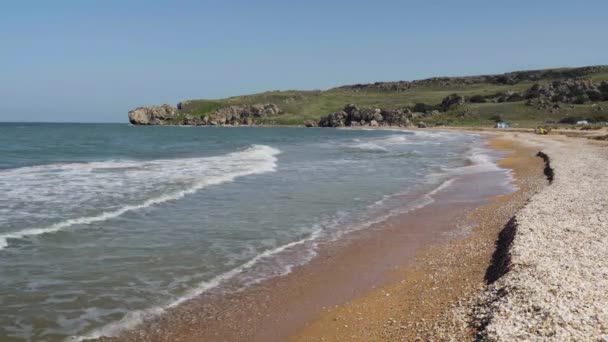 Vídeo Costa Mar Com Rochas Água Ondas Delicioso Tiro Panorâmico — Vídeo de Stock