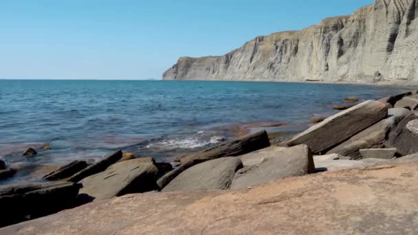Stranden Gjord Naturliga Stenplattor Vackert Landskap Krim Video — Stockvideo