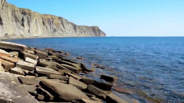 Playa Está Hecha Losas Piedra Natural Hermoso Paisaje Crimea Vídeo — Vídeos de Stock