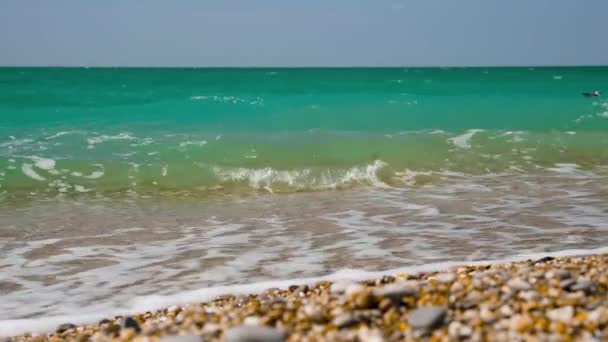 Ondas Mar Uma Praia Seixos Belo Fundo Calmante Vídeo — Vídeo de Stock