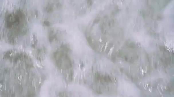 Çakıl Taşlı Sahilde Deniz Dalgaları Rahatlatıcı Bir Arka Plan Video — Stok video