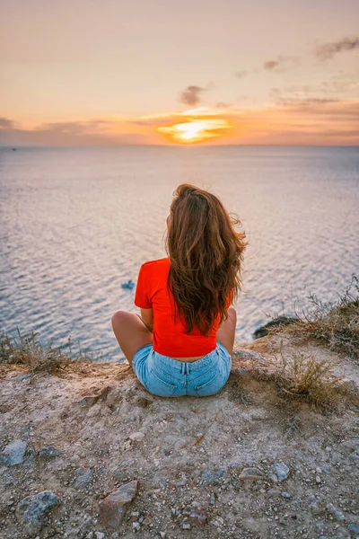 Rear View Young Woman Red Shirt Sitting Edge Cliff Front — Stock Photo, Image