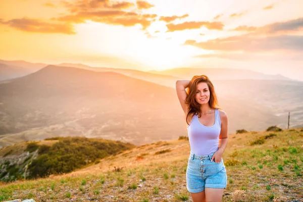 Όμορφη Λεπτή Γυναίκα Στην Κορυφή Ενός Βουνού Στο Ηλιοβασίλεμα Καταπληκτικό — Φωτογραφία Αρχείου