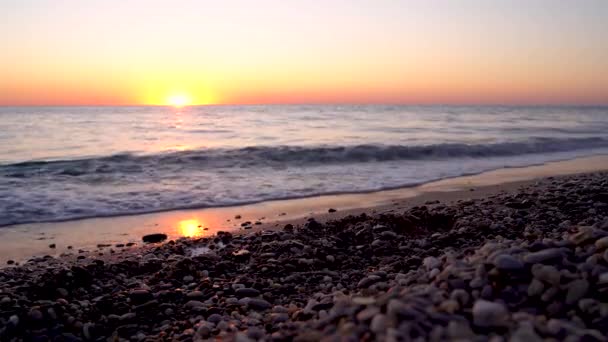 Video Vågor Stranden Med Småsten Vid Solnedgången Solen Går Ner — Stockvideo