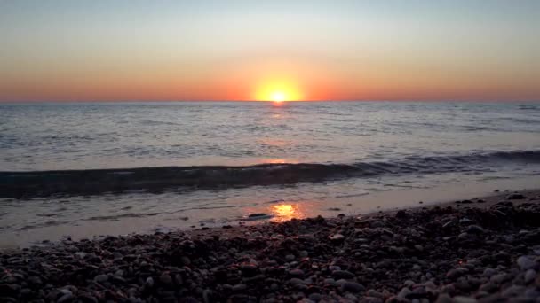 Vídeo Olas Playa Con Guijarros Atardecer Sol Entra Agua Concepto — Vídeos de Stock