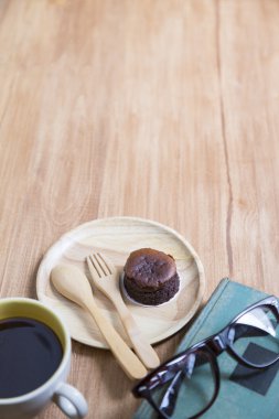 Hokkaido çikolatalı cheesecake ile kahve fincanı ahşap backgr ile