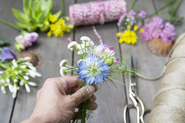Stilleven van het schikken van bloemen op houten achtergrond op bloem s — Stockfoto