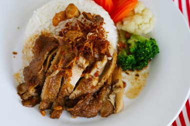 pilavlı tavuk ızgara Tayland yemeğidir 
