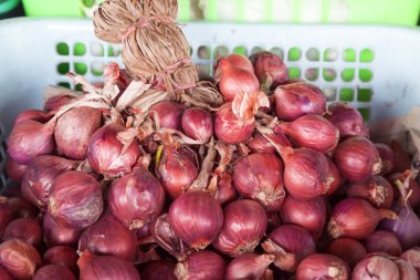 Beyaz sepet içinde kırmızı soğan 