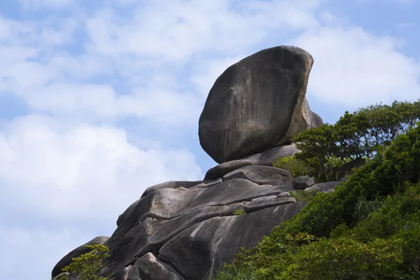 Le rocher sur la colline supérieure à l'île similaire, Thaïlande — Photo