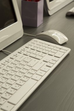 teble worinking odasında bilgisayarda