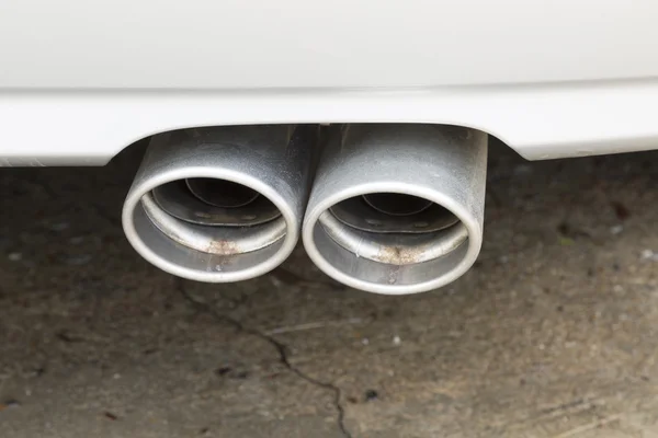現代の車の車の排気管の一部 — ストック写真