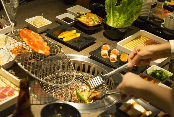 Якинику шведский стол, барбекю в японском стиле — стоковое фото