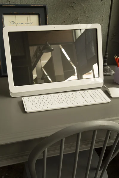 Worinking ルームで teble 上のコンピューター — ストック写真