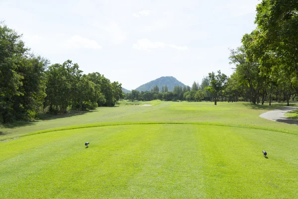 Campo de golfe extensamente no dia muito agradável no verão — Fotografia de Stock